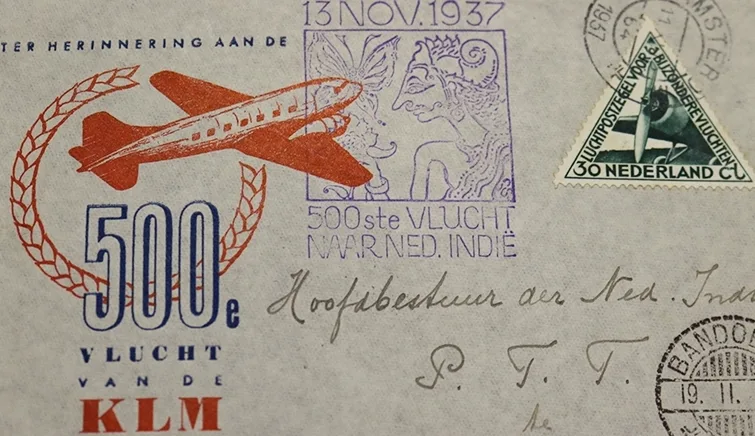 A busy route: a story of airmail between the Dutch East Indies and the Netherlands.