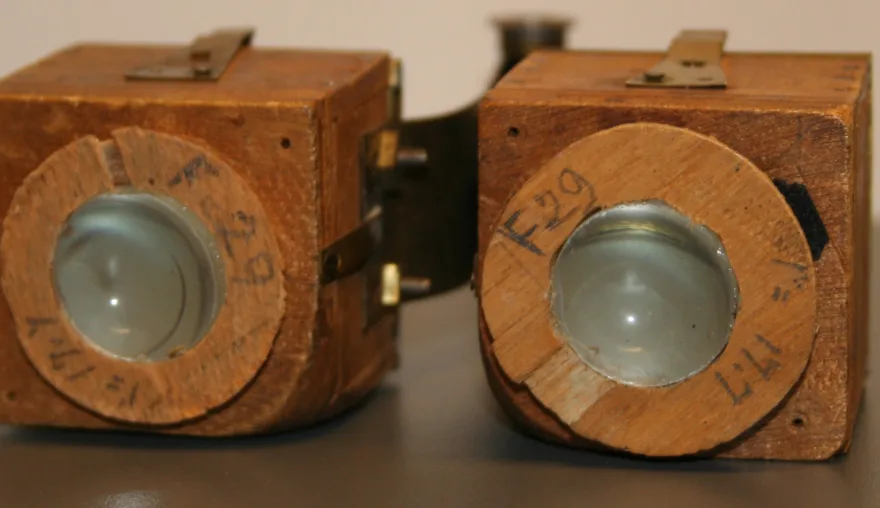 A professional Dutch wide-angle stereo camera (1902), designed by Major General Van Albada